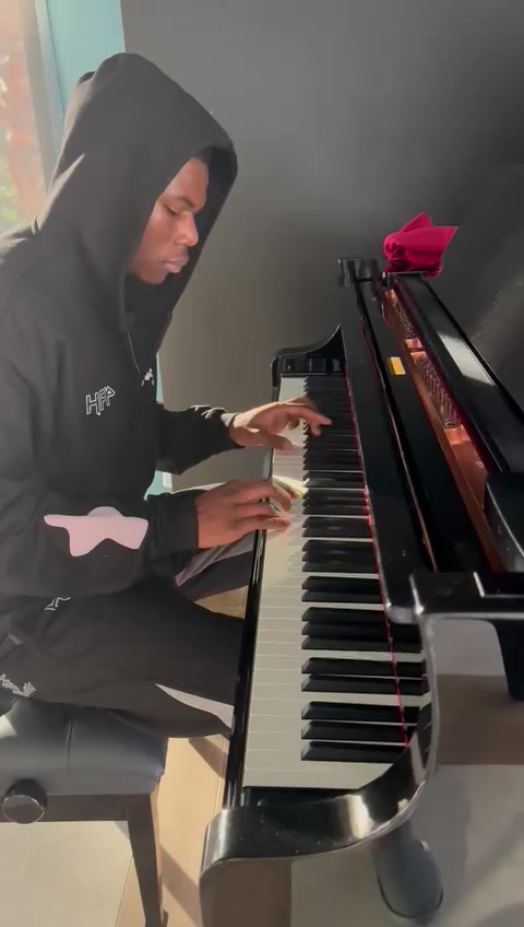 Aurélien Tchouaméni · Au piano